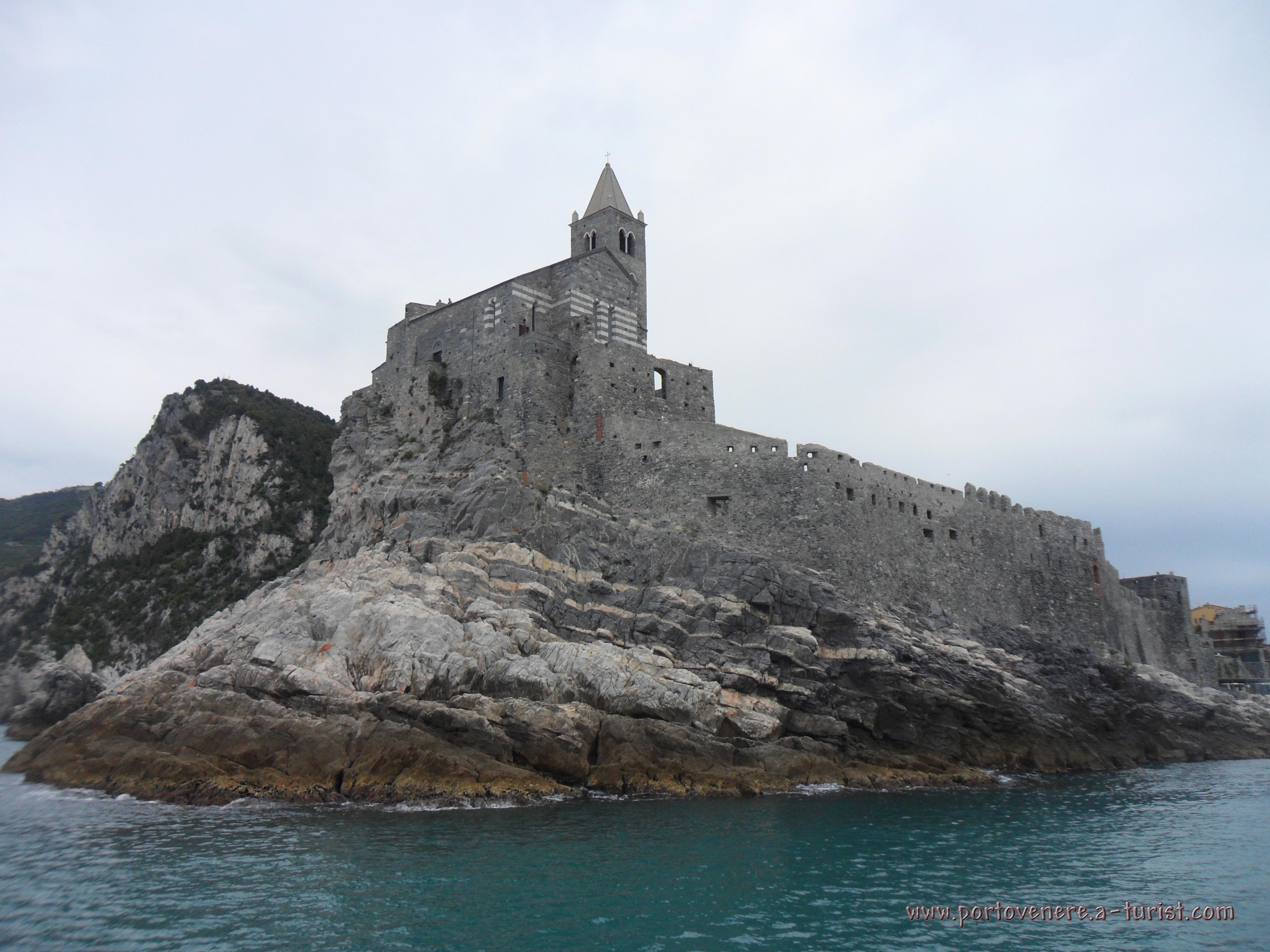 Portovenere, Eglise San Pietro - La première chose que les touristes voient du bateau<br>4320x3240, 1.19 MB