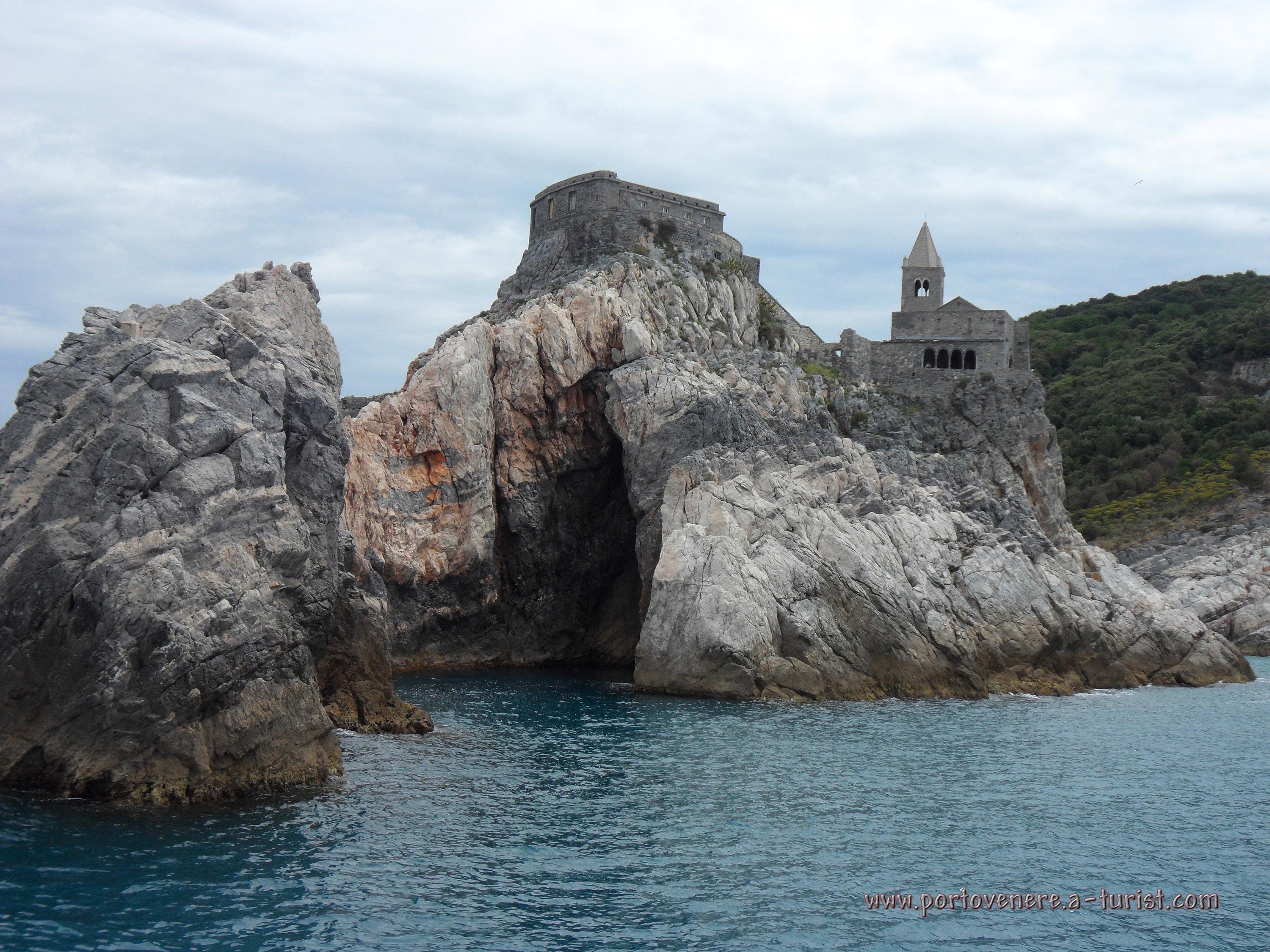 Portovenere - Church of San Pietro and the cave<br>3000x2250, 1.17 MB