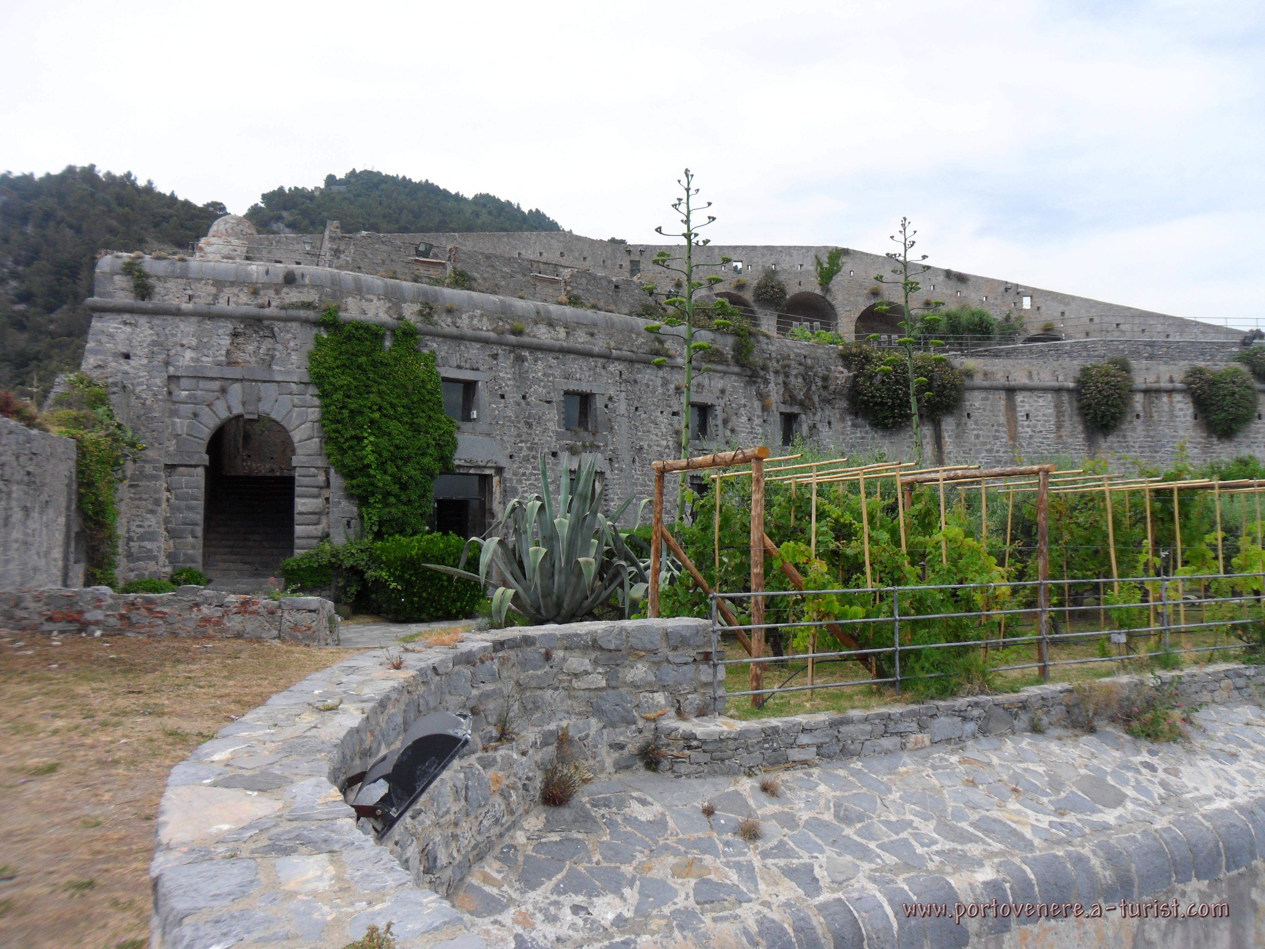 Portovenere, El Castillo Doria - La vista en el interior del castillo<br>4320x3240, 1.72 MB