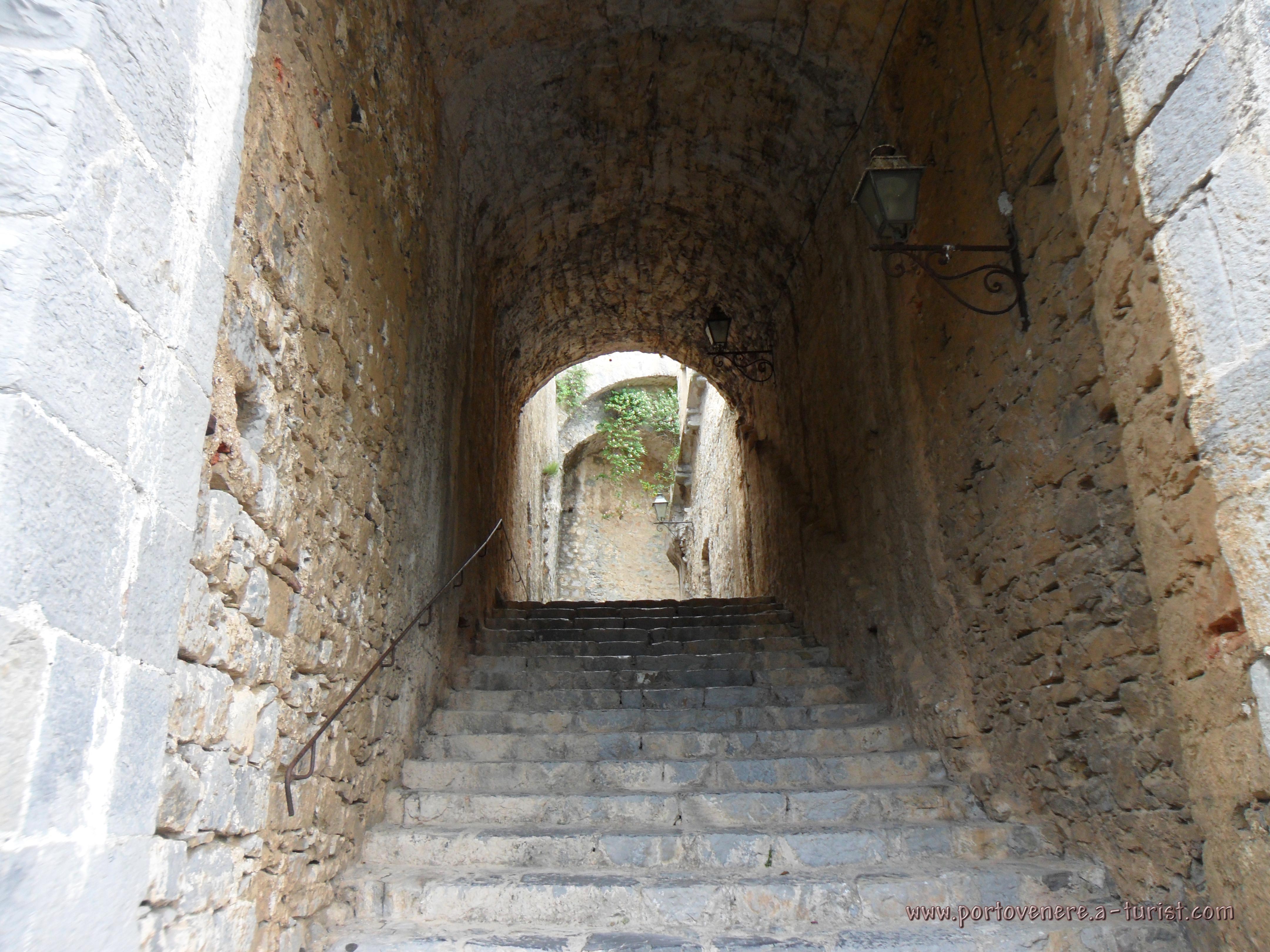 Portovenere, Zamek Doriów - Widok wewnątrz zamku<br>4320x3240, 1,60 MB
