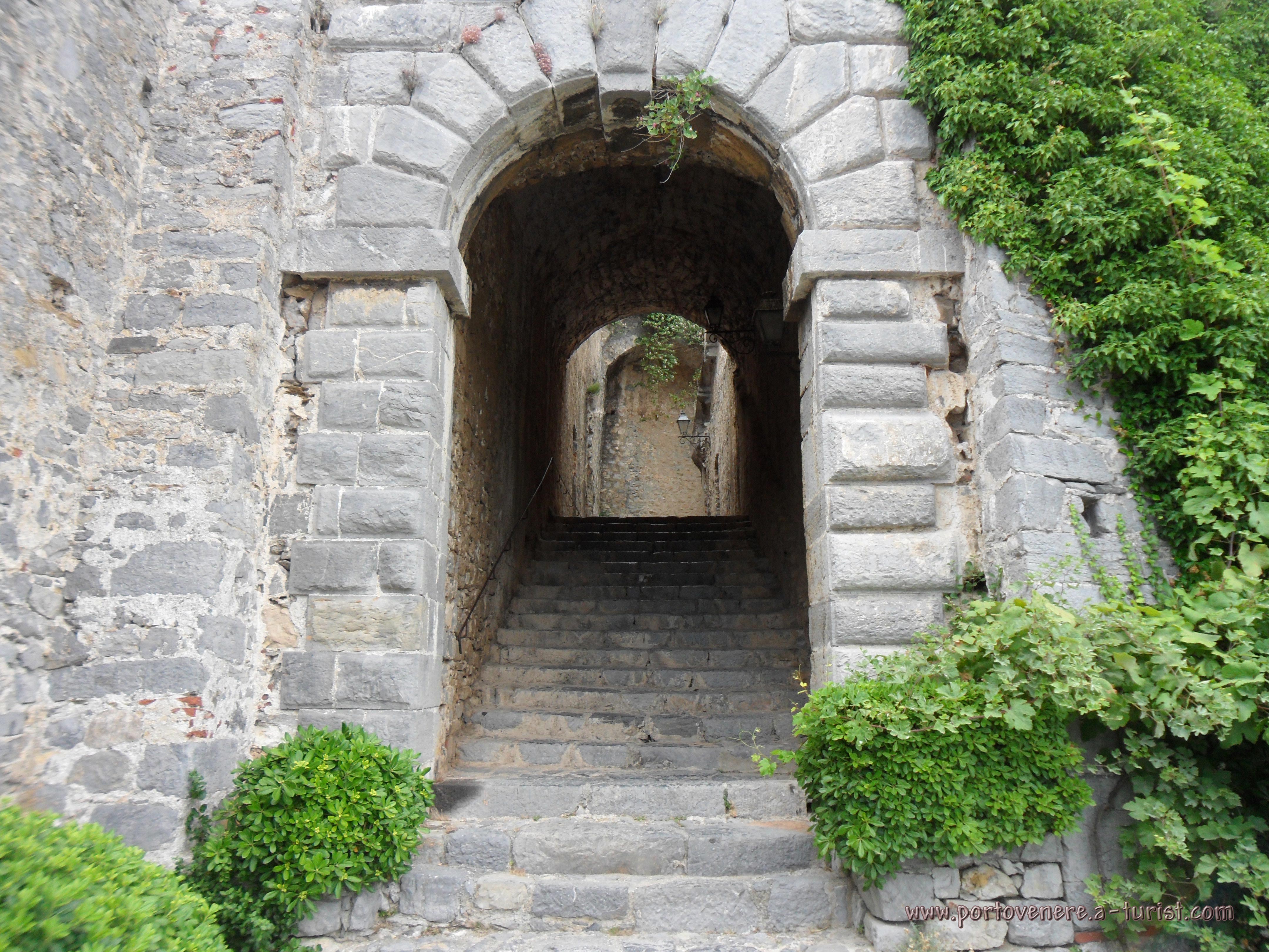 Portovenere, Zamek Doriów - Widok wewnątrz zamku<br>4320x3240, 2,14 MB