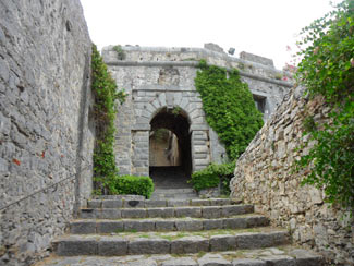 Portovenere, Zamek Doriów - Widok wewnątrz zamku<br>4320x3240, 2,27 MB