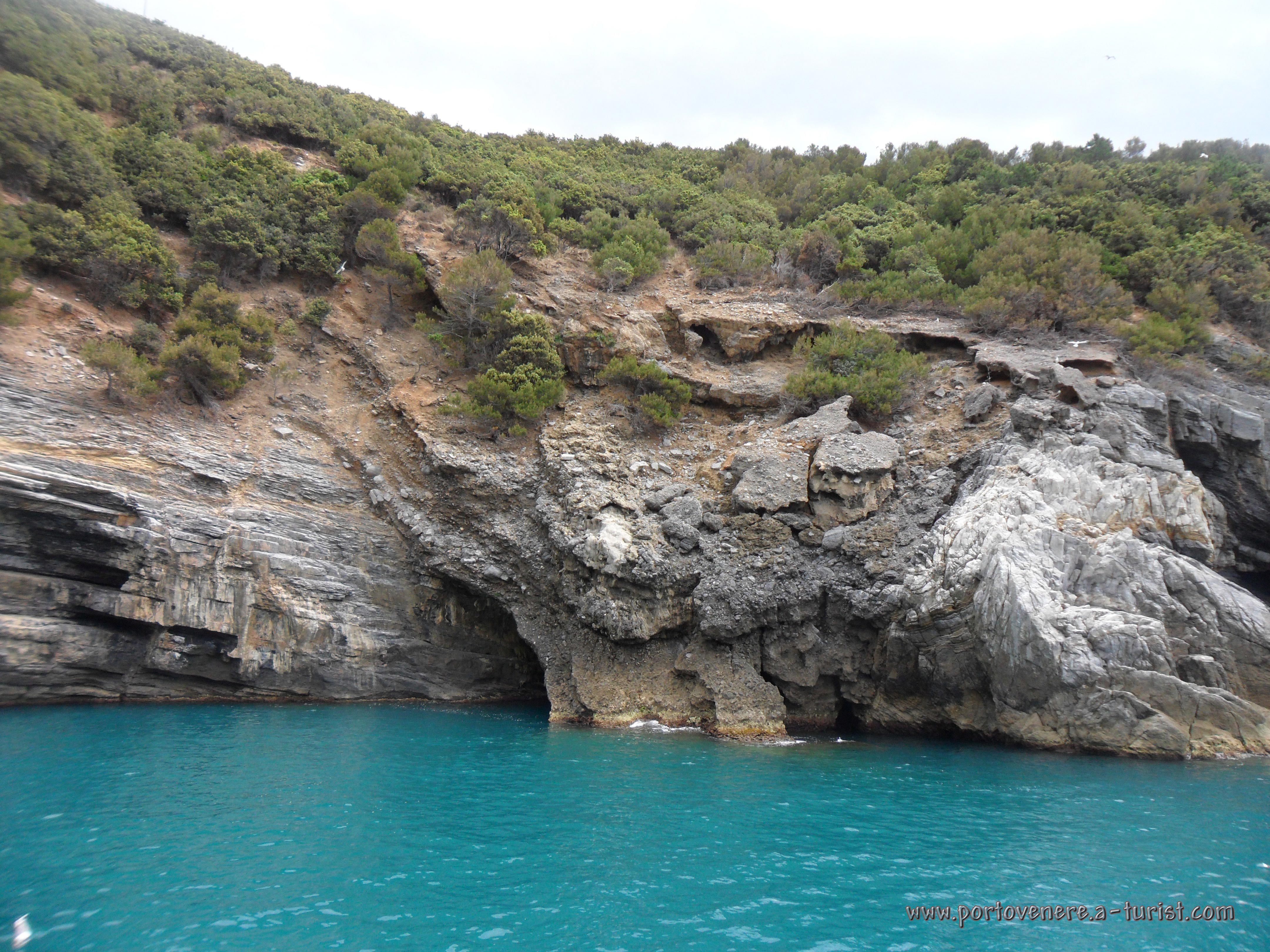 Palmaria Island - The caves of the island<br>4320x3240, 2.15 MB