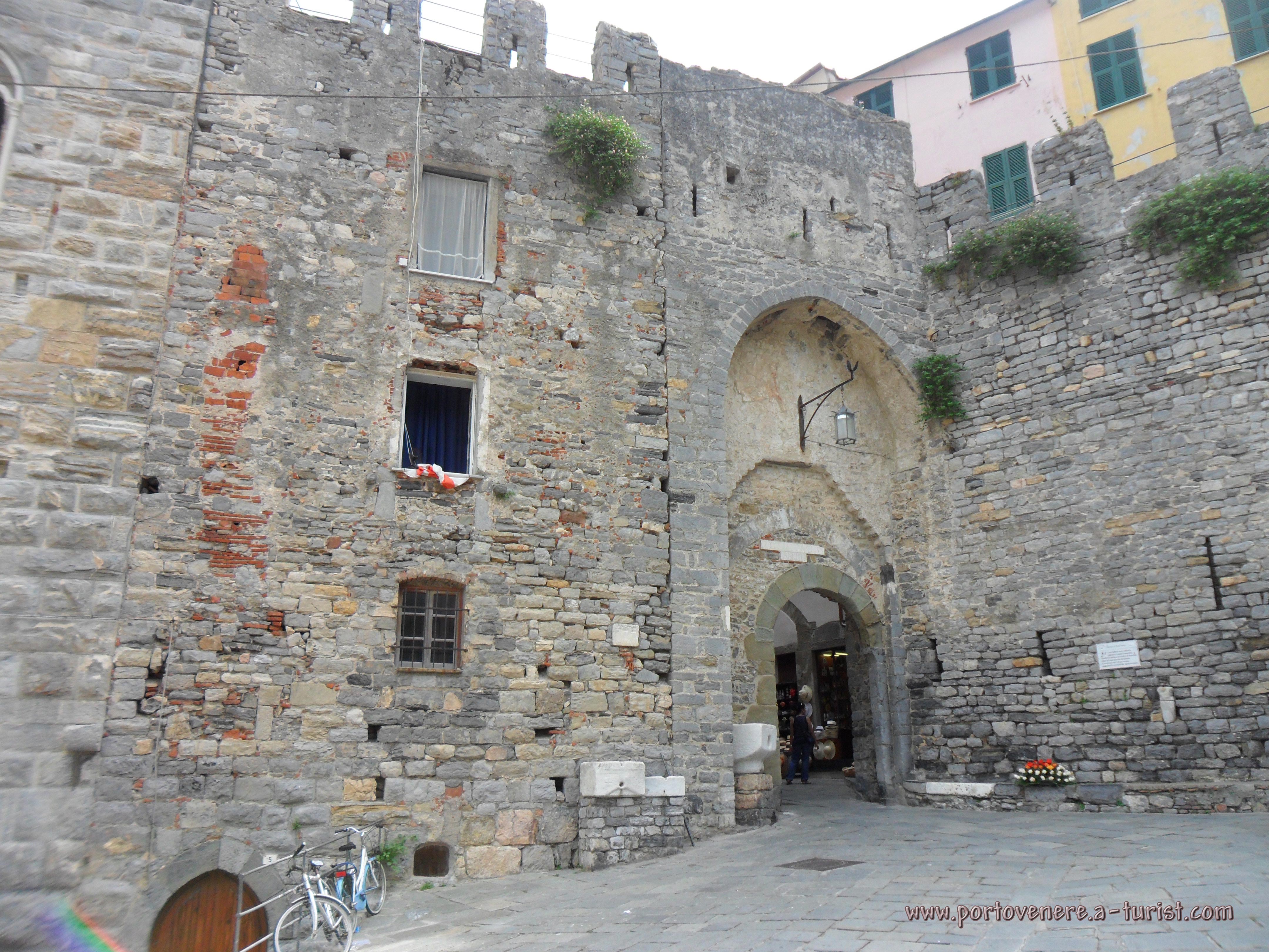Portovenere - Porta del borgo<br>4320x3240, 2.06 MB