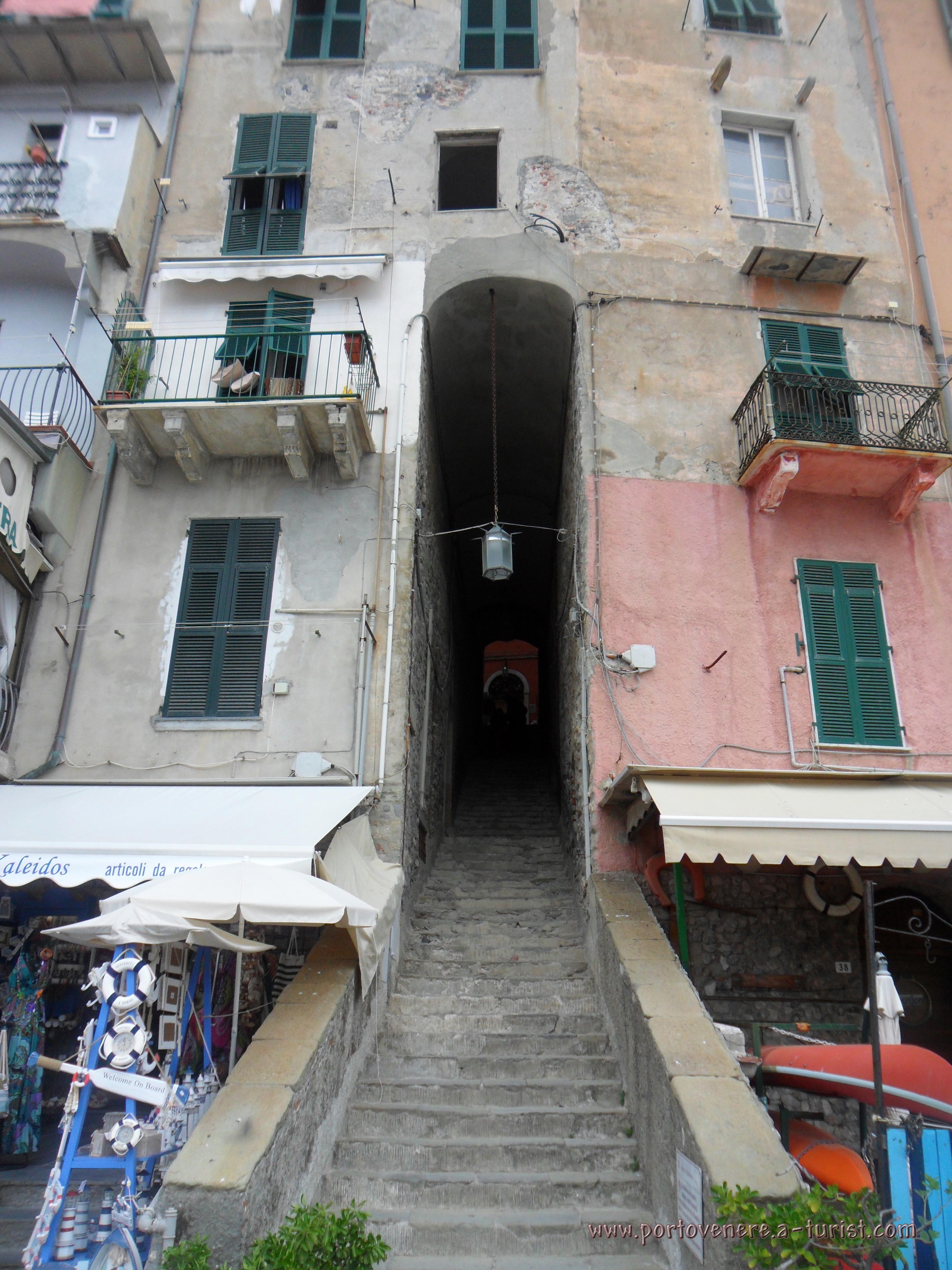 Portovenere - The tunnel from seafront to the main street<br>3240x4320, 1.51 MB